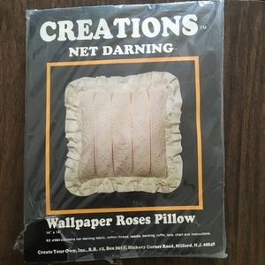CREATIONS Wallpaper Roses Pillow Net Darning Kit